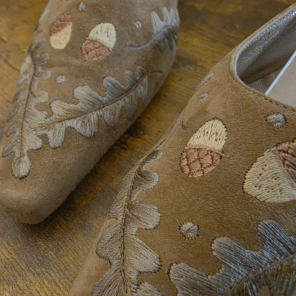 Manolo Blahnik Tan Brown Acorn Embroidered Heels - Picture 5 of 15